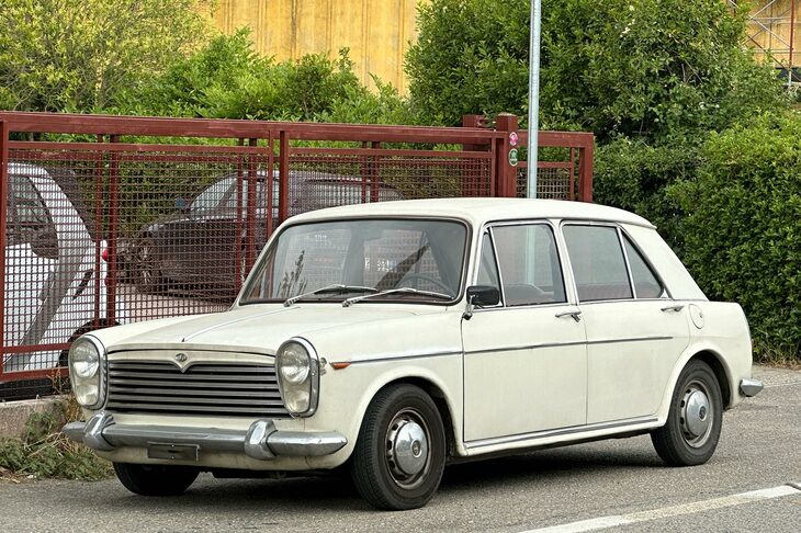 戦後、スクーターのランブレッタを製造していたインノチェンティにとって、初の四輪車は1960年、英国ブリティッシュ・レイランド製「A40」のライセンス生産だった。これはその後リリースした「ADO16」のイタリア版。2023年撮影。