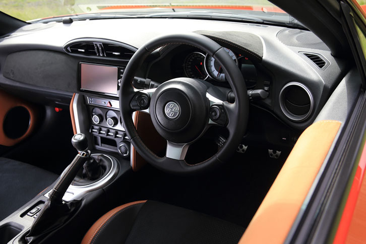 インテリアでは、トヨタ車では最も直径が小さい362mmのステアリングホイールを新たに採用。「GT“リミテッド”」では、各所に「グランリュクス」と呼ばれるバックスキン調素材を用いている。