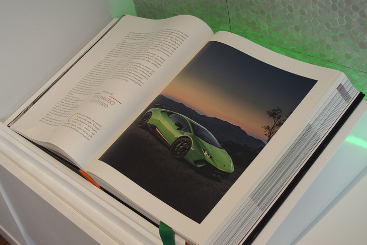 「THE LOUNGE TOKYO」のディスプレイ。