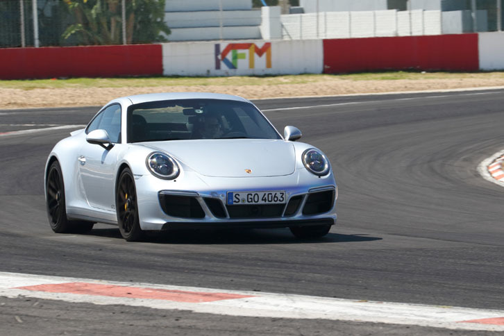 後輪駆動の「911カレラGTS」で、サーキットを走る。PDK仕様の0-100km/h加速タイムは3.7秒。最高速度は310km/hを記録する。