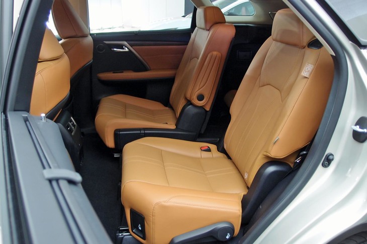 3列シート仕様車は、2列目がベンチシートの7人乗りに加えて、キャプテンシート（写真）の6人乗りもラインナップ。