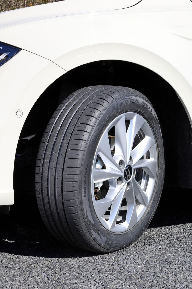 ネクセンのプレミアムタイヤ「エヌフィラSU1」。ドライでもウエットでも高い運動性能を発揮するうえに、優れた快適性と省燃費性、耐摩耗性も併せ持つ、欲張りなタイヤだ。