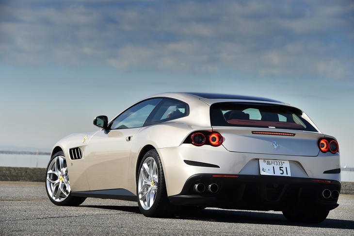 「GTC4ルッソT」の全幅は1980mm。リアスタイルは、ワイド＆ローなイメージが強調されている。