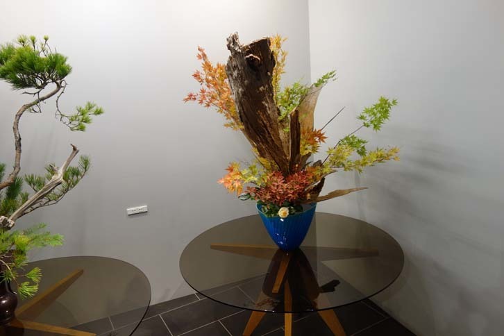 「マツダ・ビジョン クーペ」の空間構成には生け花にも通ずる「間（ま）」の考え方を応用しているという。