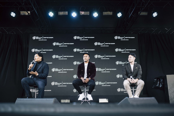 「ディフェンダー」のブランドアンバサダーを務めるラグビーワールドカップ2023フランス大会日本代表の稲垣啓太選手（写真左）、松島幸太朗選手（中央）、元ラグビー日本代表の福岡堅樹さん（右）らによるラグビートークショーの様子。