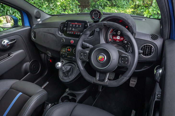 アルカンターラで覆われたメーターフードとダッシュボードパネルが目を引く「アバルト695トリビュート131ラリー」のコックピット。ステアリングホイールはアルカンターラとスポーツレザーのコンビデザインが採用される。