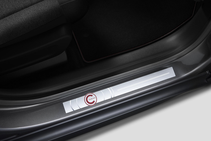 「C-Series」のロゴ入りドアステップ。