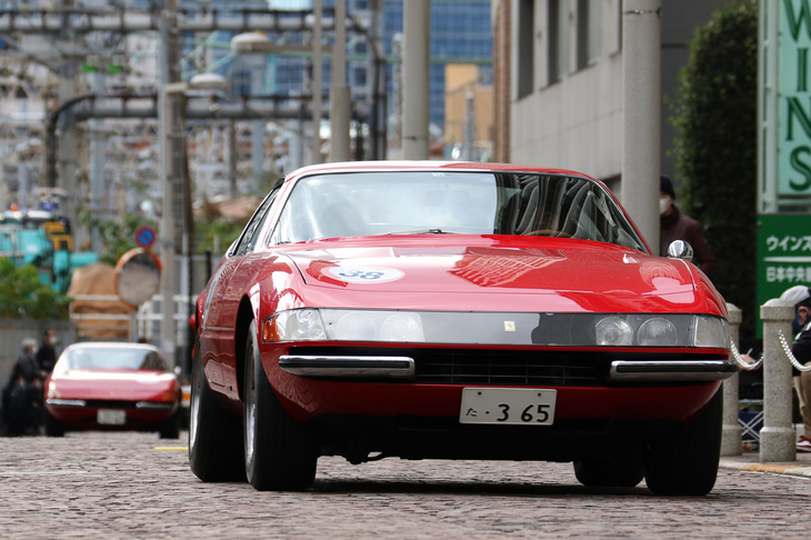 通称“デイトナ”こと1970年「フェラーリ365GTB/4」。プレキシガラスのヘッドライトカバーを持つ前期型だが、後方にリトラクタブルライトに変更された後期型が続いている。