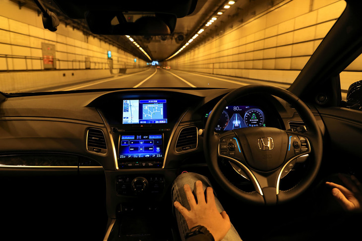 レベル2のハンズオフ運転支援機能も、レベル3の「トラフィックジャムパイロット」も、自動操舵に自動での加減速と、起きる事象そのものに大きな違いはない。ただレベル3では、（限定的とはいえ）ドライバーが周辺監視の任から解放される。