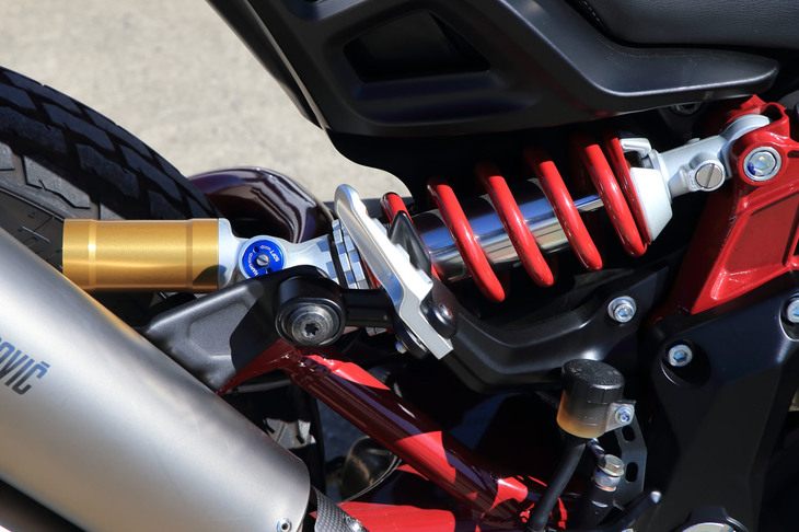 足まわりのトラベル量は前後ともに150mm。「FTR 1200 S」にはプリロード、伸び側、縮み側のすべてが調整可能なフルアジャスタブルサスペンションが装備される。