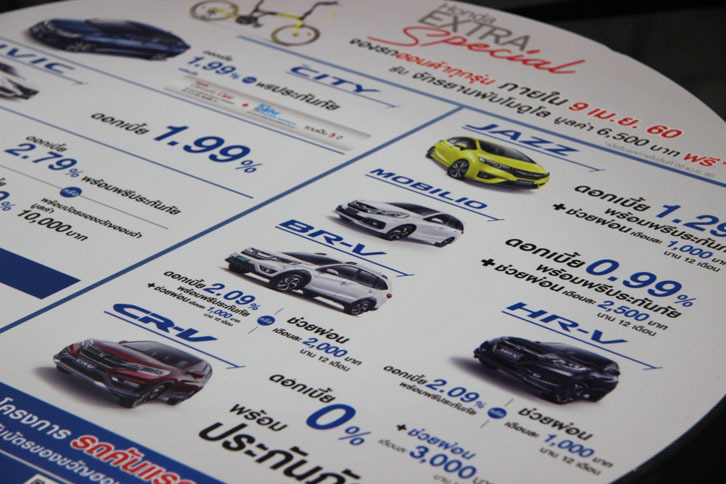 ホンダの商談テーブルをのぞいてみたら……。モーターショー会場限定の特別低金利や値引き額などが車種別に書いてありました。こうして購買意欲をあおるのです。ちなみに2016年の会場での車両販売実績は、ホンダがトップで4308台。高級車の売れ行きもすさまじく、メルセデス・ベンツが1700台、ポルシェはなんと68台も！