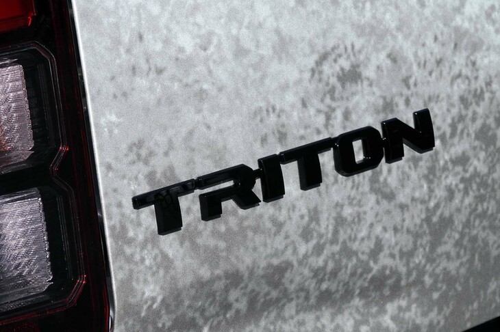 三菱トライトンSNOW SHREDDER CONCEPT（「TRITON」ロゴバッジ）