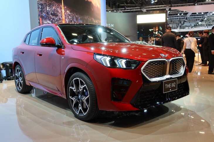 「BMW iX2」は、このジャパンモビリティショーで世界初公開。2基のモーターを搭載する4WDのEVで、システム最高出力313PS、システム最大トルク494N・mを発生する。