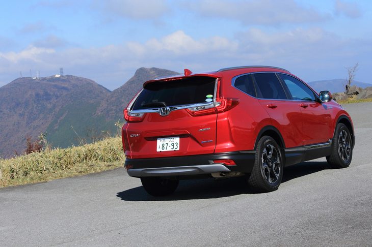 「マスターピース」グレードでは、電動パノラミックサンルーフ、ハンズフリーアクセスパワーテールゲート、本革シートなどの充実装備が採用されている。