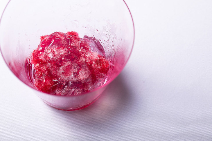 6皿目「ローゼルのグラニテ」。メイン前の口直しとして、爽やかな酸味のローゼル（ハイビスカスティーに用いられるフヨウ科の植物）をグラニテにし、炭酸のジュレとともに。