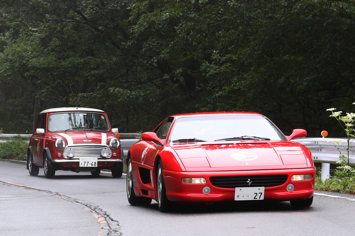 参加車中唯一のミドシップ車だった1997年「フェラーリF355」。続く同年式の「ローバー・ミニ」はPC競技を主体とする総合成績で3位に入った。