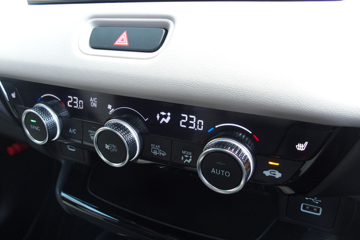 ホンダ・ヴェゼルe：HEV Z PLaYパッケージ（エアコン操作パネル）