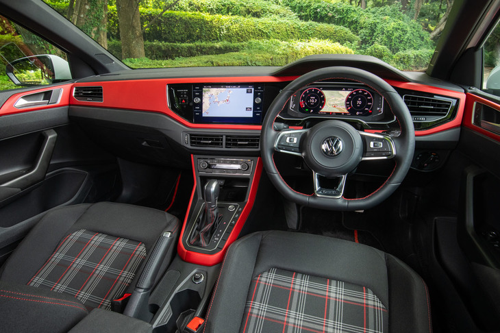 赤と黒でコーディネートすることで、スポーティーさを表現したインテリア。ノーマル車ではグレーのパネルが装着されていた部分が、すべて赤のパネルに変更されている。