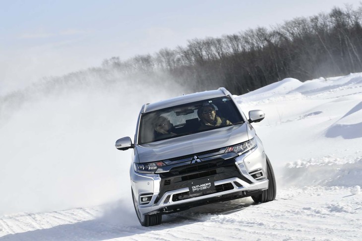 「アウトランダーPHEV」にはスラロームコースで試乗。モーター駆動ならではのレスポンスのよさが光った。