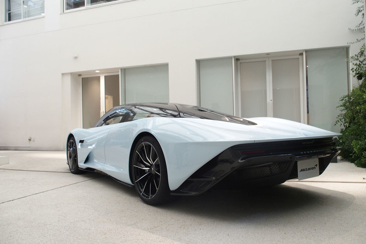 テール部分の長さが特徴的な「スピードテール」。シャシーには最新のカーボンモノコック「モノケージIV」が使用されている。全長は5137mm、車重は1430kg。