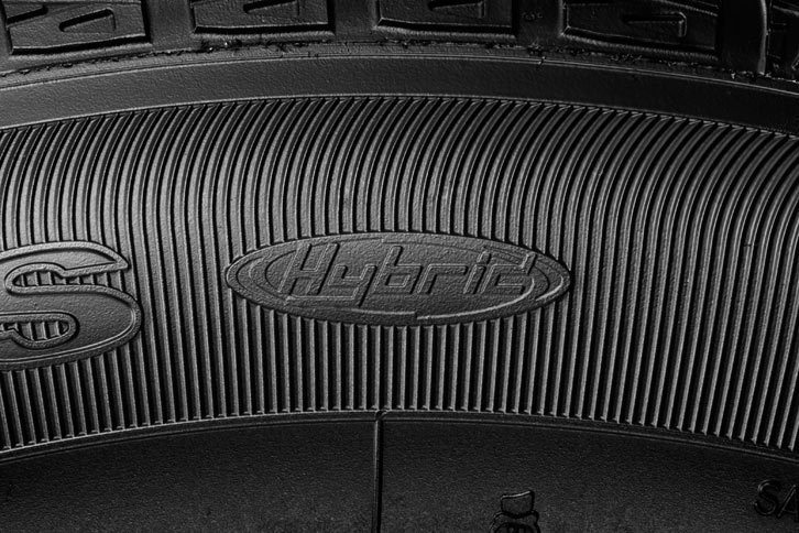 サイドウオールに施された「Hybrid」のロゴ。今回の改良および生産国の変更にともない、製品名も「ベクター4シーズンズ ハイブリッド」に改められた。