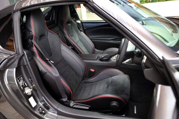 「RS」専用のレカロ社製スポーツシート。表皮にはアルカンターラとナッパレザーが用いられている。