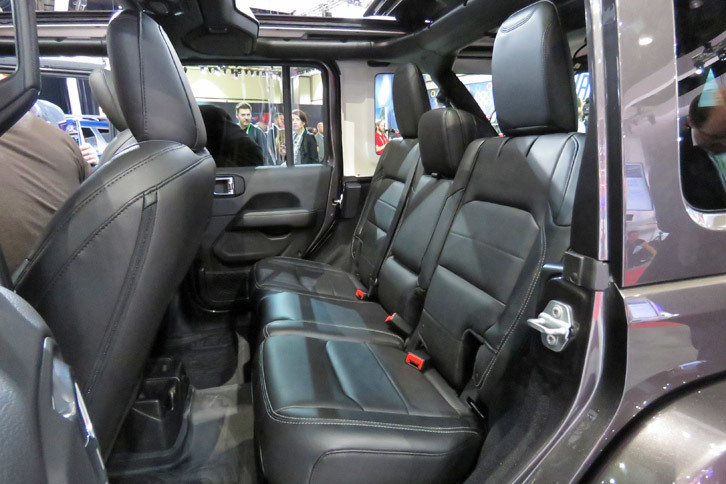 ジープ・ラングラー アンリミテッド サハラ（リアシート）