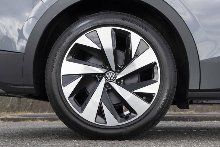 タイヤ＆ホイールは20インチで幅はフロントが235mm、リアが255mm。日常的な走行のほとんどを回生ブレーキでカバーするため、リア（写真）にはドラムブレーキを使っている。