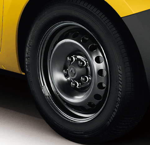 スチールホイールはセンターキャップやボルトカバーまで真っ黒に仕立てられる。