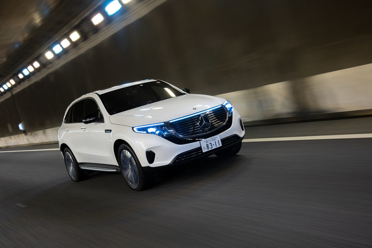 床下に80kWhのリチウムイオンバッテリーを搭載した「EQC」。一充電走行可能距離はWLTCモードで400kmとされている。