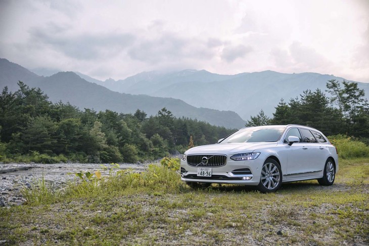 ボルボのワゴンの中で、最もボディーサイズが大きい「V90」。PHVやガソリンターボモデルも取りそろえる中、今回はディーゼルの「D4」を連れ出した。