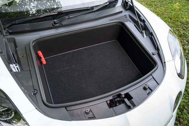 ボンネット下のトランクルームの容量は100リッター。深さは20cmほど。