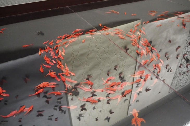 金魚をモチーフとした体感型アートでアクリル板を3枚重ねることによって立体的に見せている。「これのもっと大きなサイズのものを作って、上にクルマを乗せてステージのように見せるのもカッコいいと思いますよ！」と江藤さん。（写真＝江藤雄造）