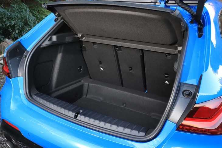 5人乗車時のラゲッジスペースの容量は、従来モデル比で＋20リッターの380リッター。
