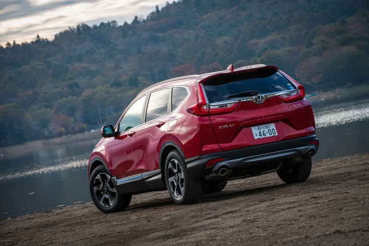 「EX・マスターピース」「ハイブリッドEX・マスターピース」には、パノラマサンルーフや電動テールゲート、助手席パワーシート、ルーフレールなども装備される。