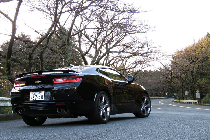 箱根ターンパイクの御所の入駐車場にて。「カマロSS」には磁性流体ダンパーが装備されているので、走行モードを切り替えるとサスペンションの減衰力も変化する。