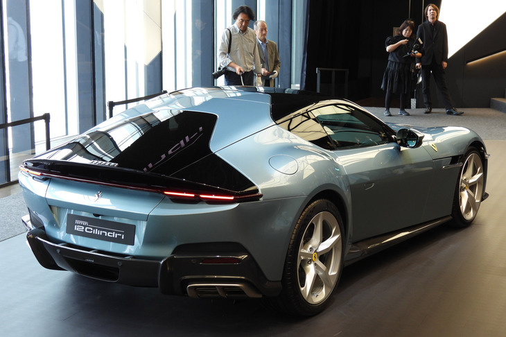 黒を大胆に使った“デルタウイングシェイプ”といい、この角度から見ると、本当に往年のショーカーのようだ。……なんて思うのは私だけ？