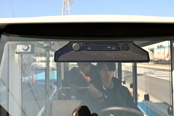 「サイコマ」には8基のカメラが搭載されており、常時自車周辺の環境を監視。ほかのクルマや歩行者に遭遇すると自動で停車したり、軌道を変更したりして、安全に目的地まで移動するという。