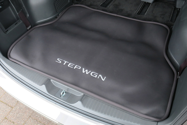 ホンダ・ステップワゴンe：HEVスパーダ ホンダアクセス用品装着車（ラゲッジソフトトレー）