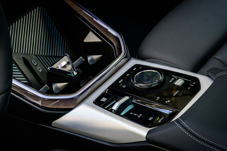 他の新世代BMWと同様にドライブモードはマイモードに置き換えられた。「X2」などのFF系モデルではなくなってしまったインフォテインメントシステム用のダイヤルが残されている。