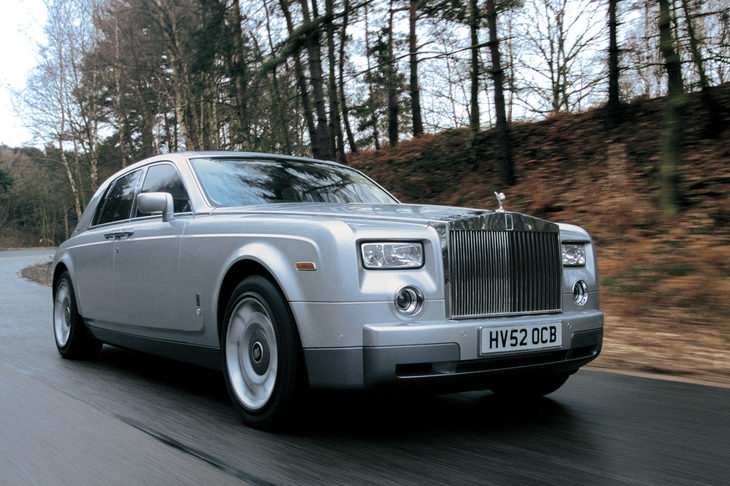 BMW傘下のロールス・ロイスが、初めて新規に上市した「ファントムVII」（2003年）。激しい争奪戦を経てロールス・ロイスのブランドを得たBMWだが、英国のクルー工場や人的資源などは、すべてフォルクスワーゲンの手に渡った。