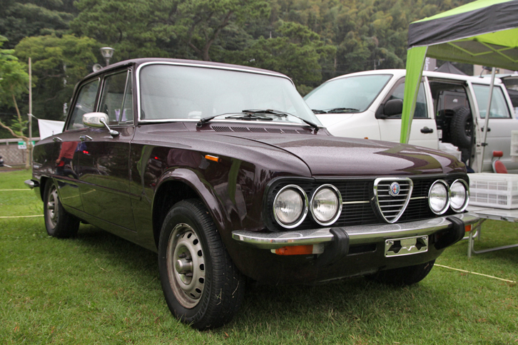 クラシックなアルファ・ロメオの専門店であるミラノオートサービスが展示していた「アルファ・ロメオ・ジュリア ヌオーバ スーパー」。1974年に登場した、「アルフェッタ」に似た顔つきに整形された「ジュリア ベルリーナ」の最終型で、日本では非常に珍しい。