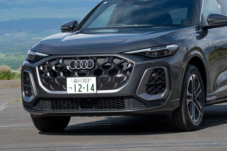 フロントマスクはグリルやヘッドランプを従来モデルより高い位置に配し、SUVらしい顔の厚みを強調。試乗車は「S lineパッケージ」装着車で、目の粗い黒のシングルフレームグリルや、バンパー左右のエアカーテンチューブで迫力を増している。