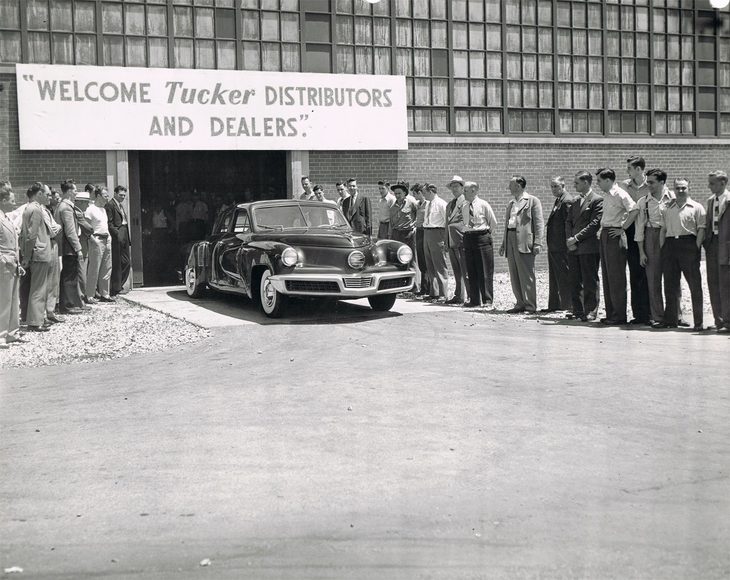 販売店の関係者向けに披露される「タッカー'48」。