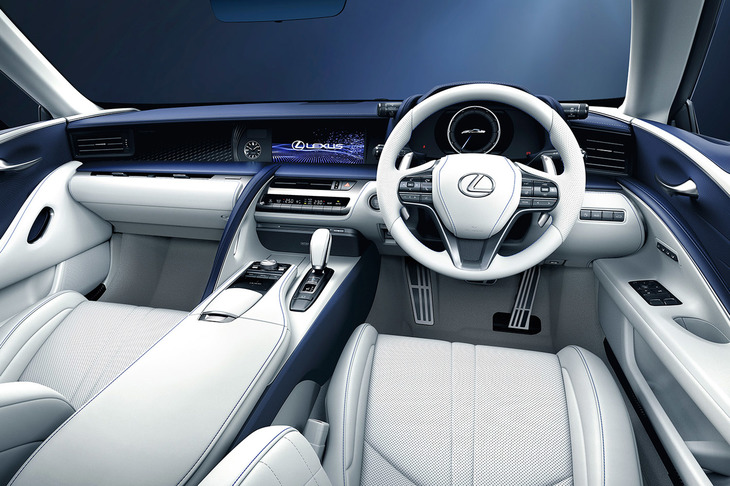 「ライムストーン」と呼ばれる専用内装色を採用する「LC500コンバーチブル“ストラクチュラルブルー”」のインテリア。