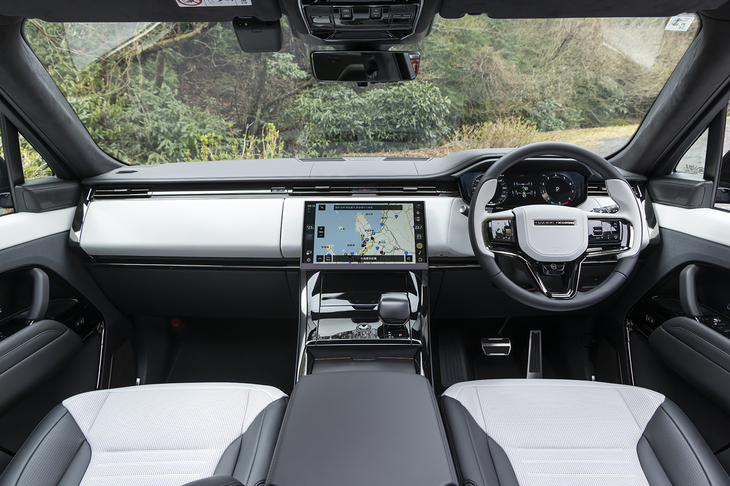 クリーンルームか茶室かといったシンプルな仕立てのインテリアながら、各部のフィニッシャーにはやはりカーボンを使っている。内装色は3タイプのウインザーレザー仕立てとウルトラファブリック仕立てが選べる。