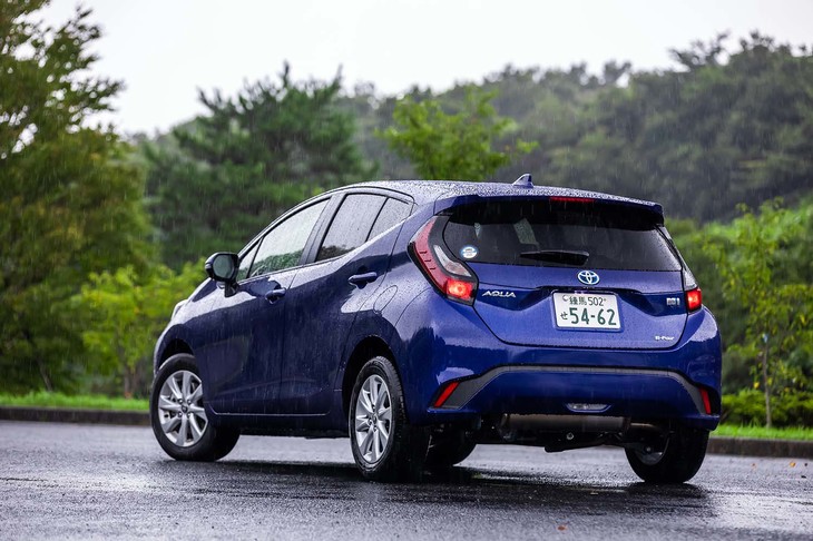 クオーターピラーからフェンダーにかけての造形で、「エモーショナルな上質さ」を表現。ランプの形状を含め、リアまわりのデザインは先代との違いが大きい。