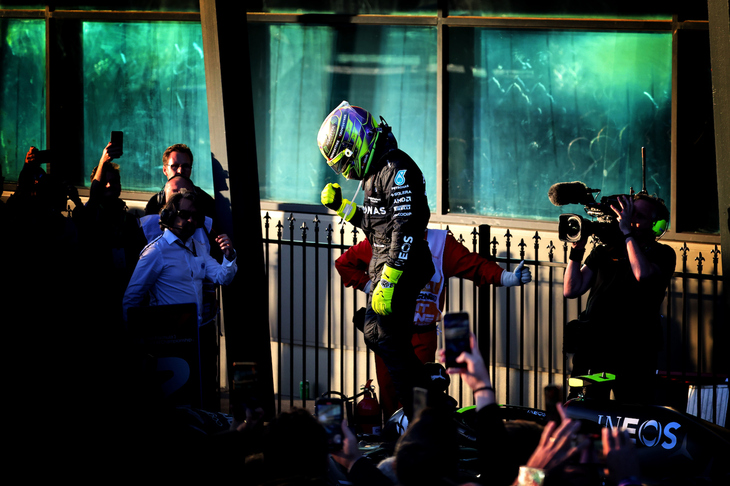 メルセデスのハミルトンは予選3位から2位フィニッシュ、今季の初表彰台とメルセデス最上位に上機嫌の様子だった。開幕戦での惨敗からマシンコンセプトを変える英断を下したメルセデス。改良型の「W14」は、早くても5月の第6戦エミリア・ロマーニャGPごろと見られているが、その前にオーストラリアGPでは予想以上の好調さを示したことになる。レース後、「レッドブルとのギャップを詰めることは難しいが、不可能ではない」と自信を取り戻したかのようなコメントを残していた。チームメイトのラッセルは、赤旗前にタイヤ交換を済ませてしまったことによりトップから大きく順位を落とし、挽回中にパワーユニットのトラブルでリタイアを喫した。（Photo=Mercedes）