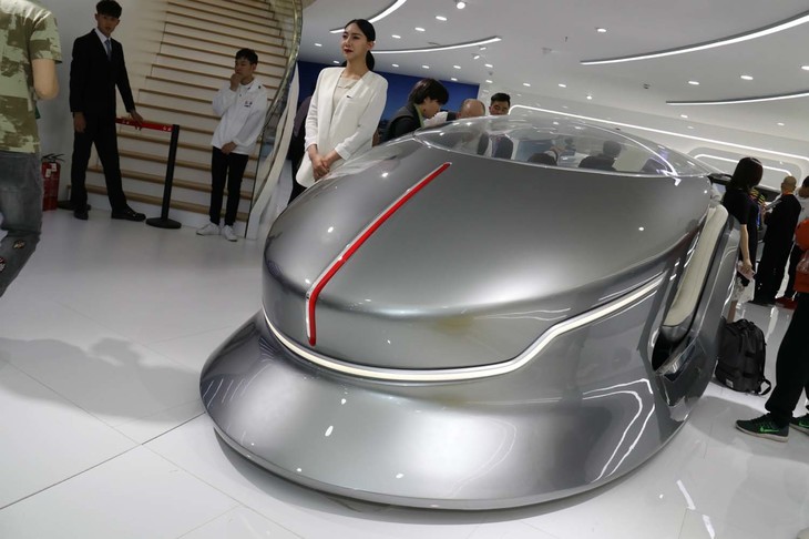 紅旗のコンセプト・コックピット「小旗（シャオチー）」。赤いラインがフロントフードを貫く。