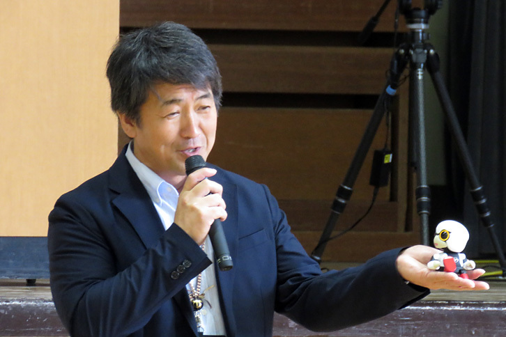生徒へ向け「キロボ ミニ」との接し方について説明する田中校長。「キロボは皆の友達。優しくしてあげてください」